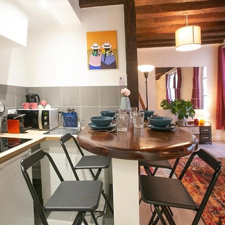 Authentic Apartment In Center Of Parisian Marais Exterior foto